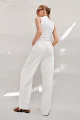 Pantalón recto de lino color verde militar, de tiro medio con cintura elástica ajustable mediante cordón y bolsillos delanteros.