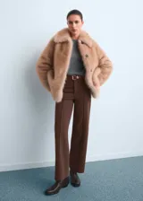 Pantalón de jean color marrón, de corte wide leg y tiro alto, con costuras frontales verticales y cierre oculto.