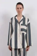 Camisa con corte estilo blazer, a rayas verticales color gris y blanco, con cuello clásico, cierre frontal con botones, bolsillo de parche en el pecho y mangas largas amplias.