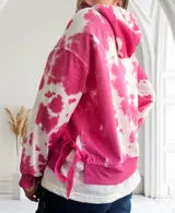 Buzo con capucha color fucsia y blanco con estampado tie-dye, cordones ajustables y lazos decorativos en los laterales.