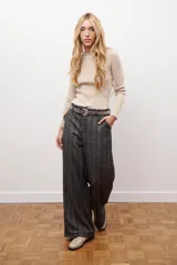 Buzo de morley color crema, con cuello bote y manga larga. Presenta un diseño de punto acanalado y un detalle de franja horizontal en el pecho.