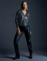 Blusa de fiesta color borgoña, marca Ninety, confeccionada en microtul bordado con lentejuelas. Tiene escote en V cruzado, ruedo elastizado y forro interno a tono.