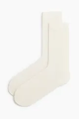 Medias acanaladas en punto fino suave de mezcla de bambú y viscosa, con remate elástico ancho en la parte superior.