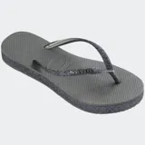 Ojotas Havaianas modelo Slim Flatform Sparkle, color gris oscuro. La suela es gruesa (flatform) y la planta tiene textura de granos de arroz. Las tiras son finas y están cubiertas de purpurina gris.
