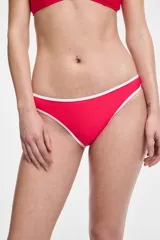 Bombacha de bikini tiro bajo color rojo vibrante con ribete blanco en los bordes.