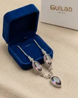Gargantilla de plata 925 con tres piedras de topacio místico en tonos tornasolados, con diseño de cadena de eslabones finos y engarces decorativos.