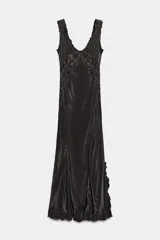 Vestido largo de viscosa en color negro, con escote redondo y tirantes anchos con detalle de volados. Presenta bordados florales a tono en la parte superior y bajo con terminación evasé.