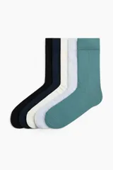 Pack de cinco pares de medias de punto fino en colores negro, azul marino, crudo, gris melange y verde. Presentan borde superior elástico.