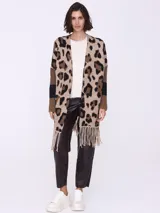 Spolverino largo con estampado animal print en tonos beige, marrón y negro. Tiene mangas largas con detalle de rayas horizontales en marrón y negro, y flecos en el ruedo.