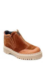 Botin de cuero con diseño bicolor en tonos marrón oscuro y tostado, con cierre frontal y suela track dentada.