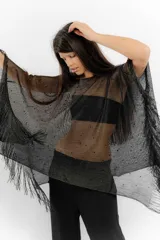 Poncho de tejido calado negro con apliques de piedras y flecos.