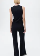 Pantalón de punto fino con diseño wide leg, tiro medio y cintura elástica.