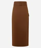 Pollera midi marrón de corte evasé, confeccionada en sarga de algodón. Presenta cintura con trabillas, cinturón con lazo, bolsillo cargo con solapa y encaje delantero.