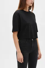 Remera negra de algodón de corte ancho y corto, con mangas cortas y cuello redondo a la base.
