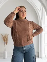 Sweater color camel de punto con cuello alto y mangas largas con diseño de trenzas.