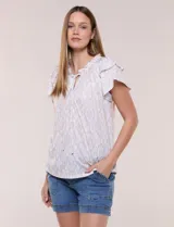 Blusa de calce suelto en color beige con estampado geométrico, cuello redondo fruncido con escote en V y cordel para anudar, y mangas cortas con doble capa de volante.