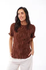 Blusa marrón de poliéster con textura plisada, cuello redondo y mangas cortas con volados.