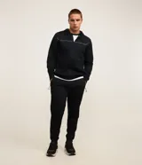 Pantalón deportivo de corte ajustado, confeccionado en tejido de poliéster texturizado color negro. Presenta cintura elástica con cordón de ajuste, bolsillos laterales con cierre y puños elásticos en los tobillos.