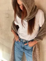 Bufanda con capucha tejida de lana color marrón.