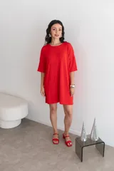 Remerón rojo de manga corta, con cuello redondo y calce amplio y holgado.