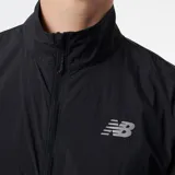 Campera de running negra, con cierre frontal y logo reflectivo de New Balance en el pecho.