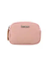 Portamonedas de cuero sintético color suela, con doble compartimento con cierre y detalle de logo metálico en el frente.