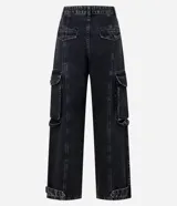 Pantalón recto de jeans negro con bolsillos cargo laterales y friso delantero.