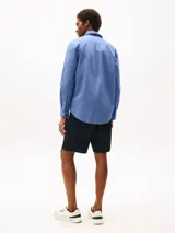 Camisa celeste con estampado de lunares blancos, de manga larga y corte regular.