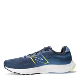 Championes de running New Balance, color azul marino con detalles en amarillo neón. Presentan una capellada de malla transpirable, cierre con cordones y una entresuela blanca con suela de goma bicolor.