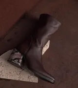 Botas de cuero negras de caña media con taco de diseño animal print.