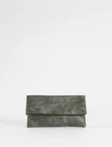Sobre de mano plegable con acabado texturizado efecto cuero desgastado, color verde oliva. Incluye correa removible para llevar al hombro o cruzado.