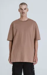 Remerón de algodón premium color cañamo (marrón claro/tostado), con corte extra oversize, hombros caídos y cuello redondo.