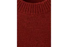 Chaleco de punto color arcilla con cuello redondo y mangas cortas.