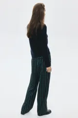 Pantalón de mujer a rayas verticales azul marino y verde, con cintura elástica, bolsillos laterales discretos y bolsillos traseros decorativos. Presenta piernas rectas con pliegues delanteros y traseros.