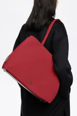 Bolso shopper de gran capacidad confeccionado en nylon color marrón, con estructura blanda, doble asa de mano y logo metálico de la marca en la parte frontal. Incluye cierre con mosquetón y bolsillo interior.