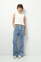 Pantalón de jean celeste, ancho, de tiro alto y con cordón en la cintura.