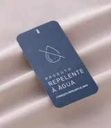 Campera deportiva Get Over de tejido técnico resistente al agua, color bordó. Presenta capucha ajustable con cordones, cierre frontal con cremallera, bolsillos laterales y un bolsillo adicional en el pecho, todos con cierre.