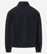 Campera de hombre de jean negro, modelo regular, con cuello inglés, abotonado frontal, dos bolsillos con solapa en el pecho y manga larga ajustada.