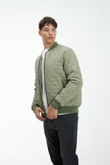 Campera bomber negra con diseño acolchado en forma de rombos y cierre frontal.