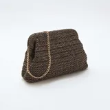 Bolso tipo sobre de estructura rígida, tejido en fibras naturales con un patrón de color marrón y negro. Cuenta con una cadena metálica dorada fina como correa.