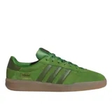 Championes Adidas Glenburn de color verde, confeccionados en gamuza con las clásicas tres tiras en los laterales en tono verde oscuro, suela de goma translúcida y detalles con el nombre del modelo y la marca en dorado.
