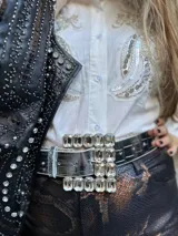 Cinturón plateado con textura croco y hebilla rectangular con apliques de strass.