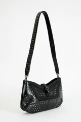 Cartera negra de hombro con diseño de tachas metálicas en la solapa y el cuerpo. Tiene una correa ajustable y un cierre de hebilla decorativo en el frente.