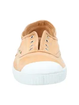 Zapatillas de lona color arcilla para mujer, modelo Greece. Confeccionadas en algodón orgánico con puntera reforzada de goma blanca y suela de caucho natural. Cuentan con un sistema de ajuste elástico sin cordones y ojalillos metálicos decorativos.