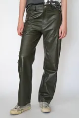 Pantalón de cuero verde oscuro, de corte recto y estilo denim, con bolsillos delanteros y traseros.