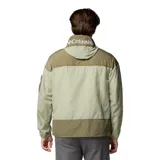 Cortaviento Columbia Challenger II con tecnología Omni-Shield, resistente al agua y al viento. Presenta un diseño bicolor en tonos verde, con capucha ajustable, cierre frontal, bolsillos laterales con cremallera y un bolsillo adicional en la manga con detalle de malla.