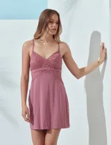 Chemise corta color rosa con breteles finos regulables y aplique de encaje en el busto.