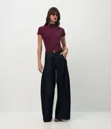 Blusa Cortelle de viscosa color bordó, con cuello alto, manga corta y textura acanalada, de diseño ajustado al cuerpo y terminación sin costuras.