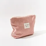 Neceser de pana color rosa con cierre superior y etiqueta con logo de la marca.