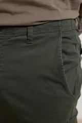 Pantalón cargo negro con bolsillos laterales con fuelle y corte recto.